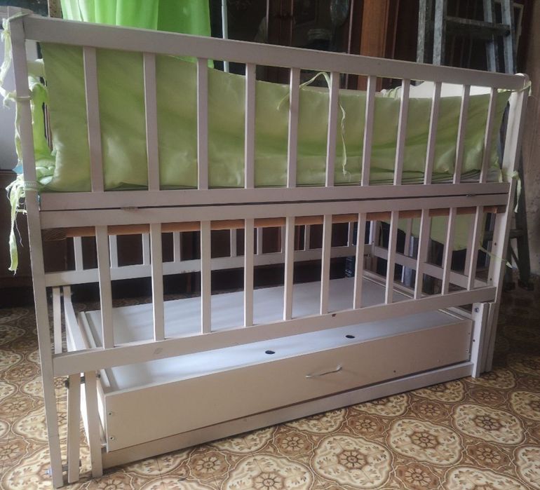 Кроватка детская с матрасом, бортиками, постельным и балдахином