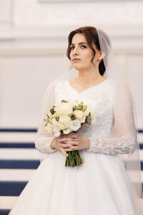 Весільна сукня зі шлейфом