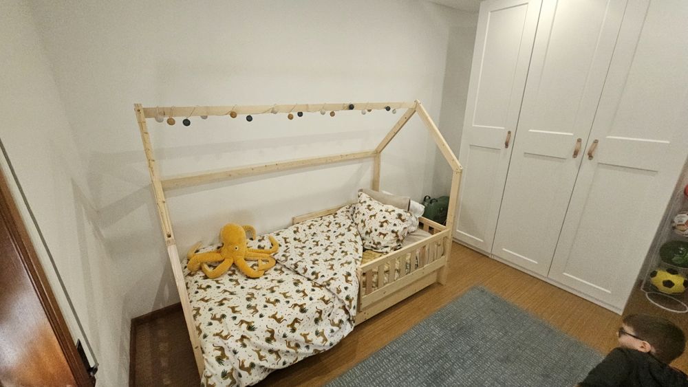 Cama montessori com duas gavetas para arrumo