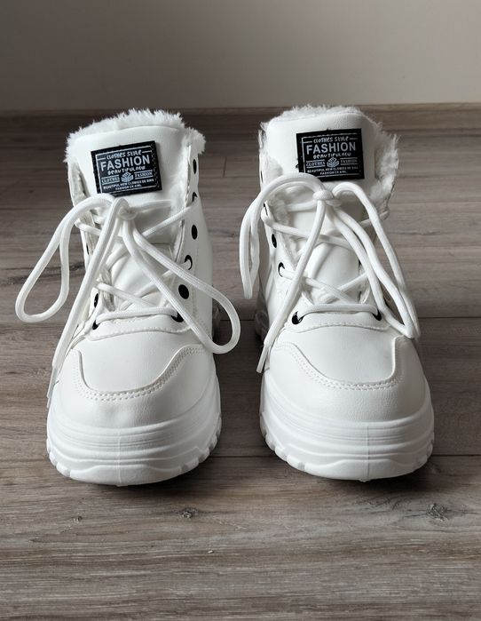 Жіночі білі утеплені кросівки