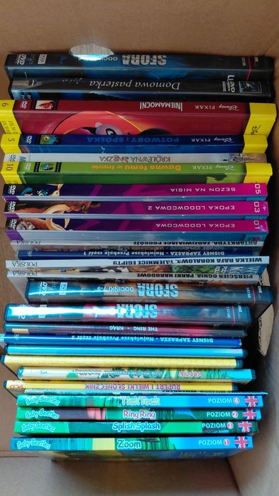 Płyty, książki i czasopisma głównie bajki.
