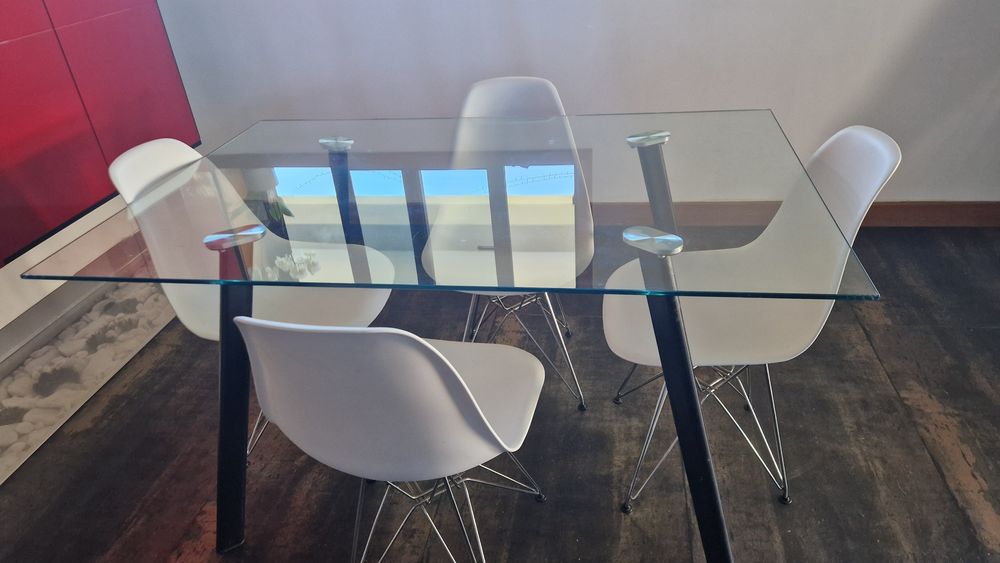 Mesa de metal e vidro com 4 cadeiras