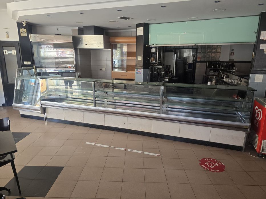Grande Balcão Vitrine de Pastelaria / Cafetaria em Inox e Vidro (6 Metros) – Ramada / Odivelas