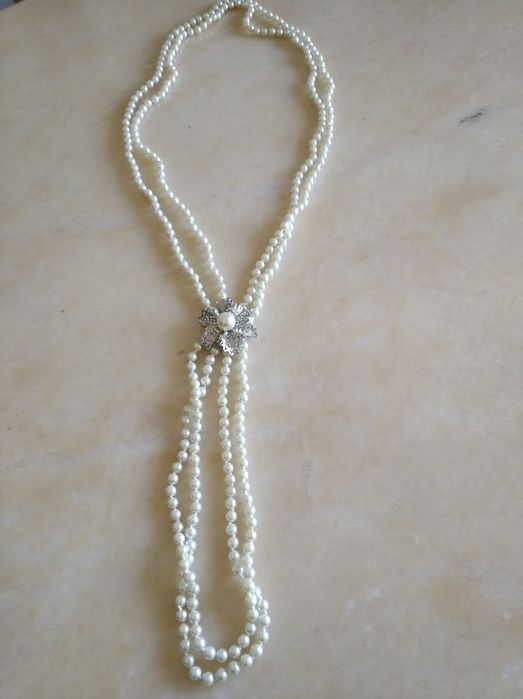 Colar de pérolas com alfinete