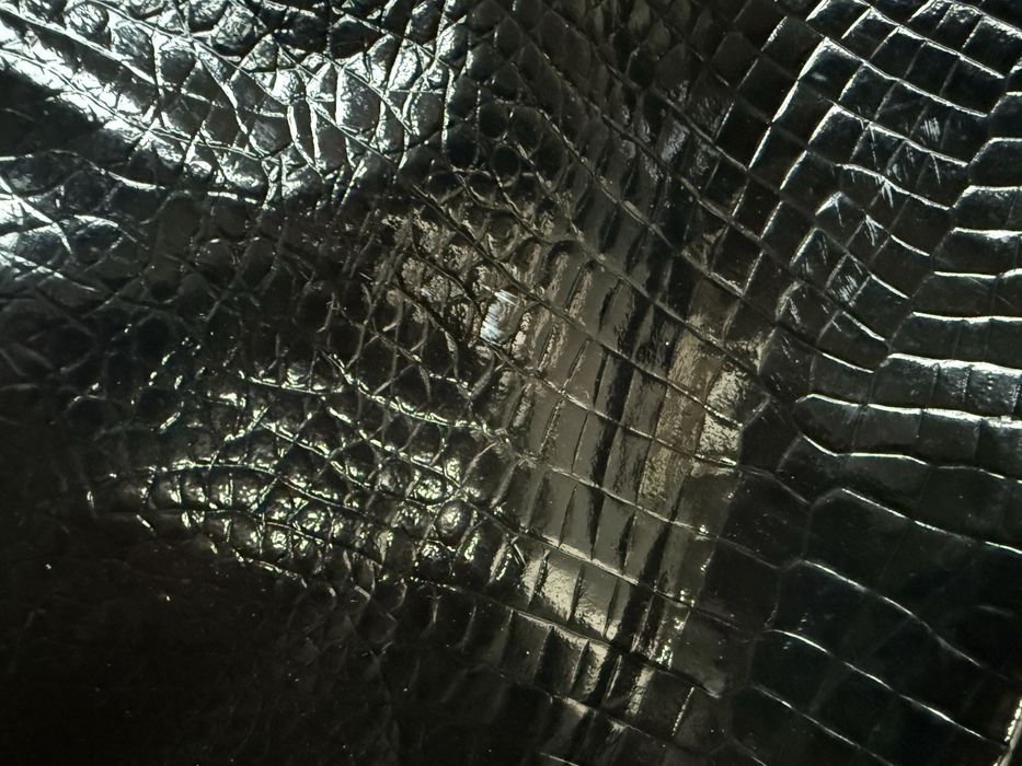 Czarna lakierowana torebka