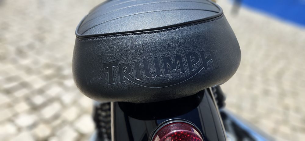 Triumph Bonneville T100 black + 2 capacetes BELL novos