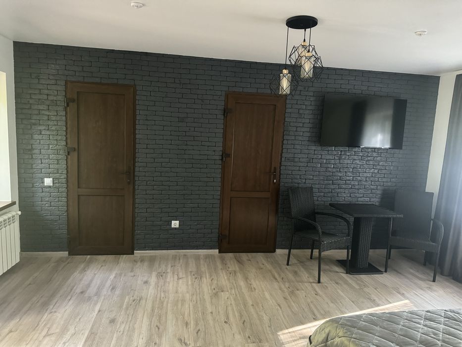 Номер подобово посеред лісу.