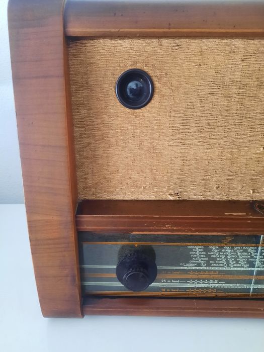 Rádio antigo a válvulas Siera