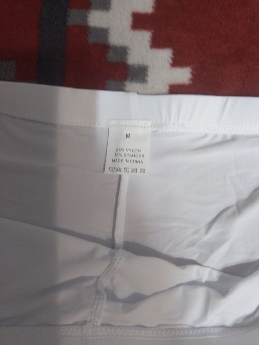 Białe bokserki z szerokim rozcieciem na bokach