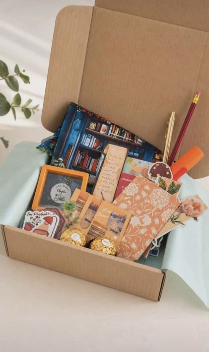 Box prezentowy z shopperką w klimacie bookish