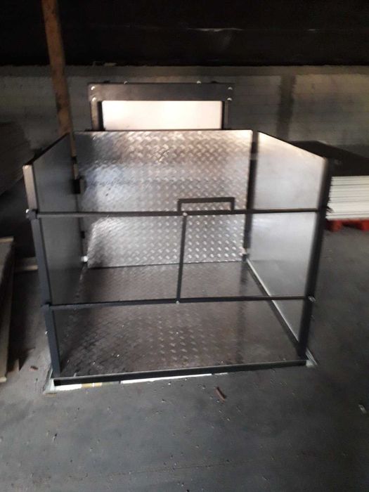 Вантажна вертикальна підіймальна платформа-ліфт