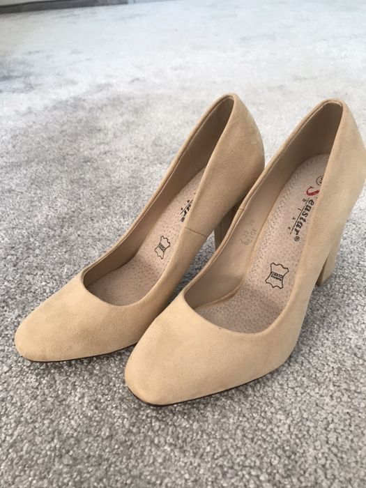 Nowe obcasy zamszowe, beżowe rozm. 39