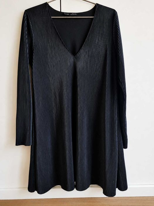 Vestido Preto Plissado - ZARA