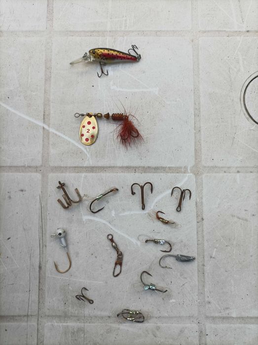 Diverso material de pesca