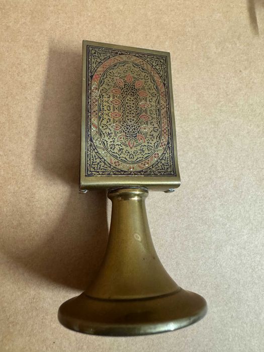 Różne ozdobne wyroby z mosiądzu