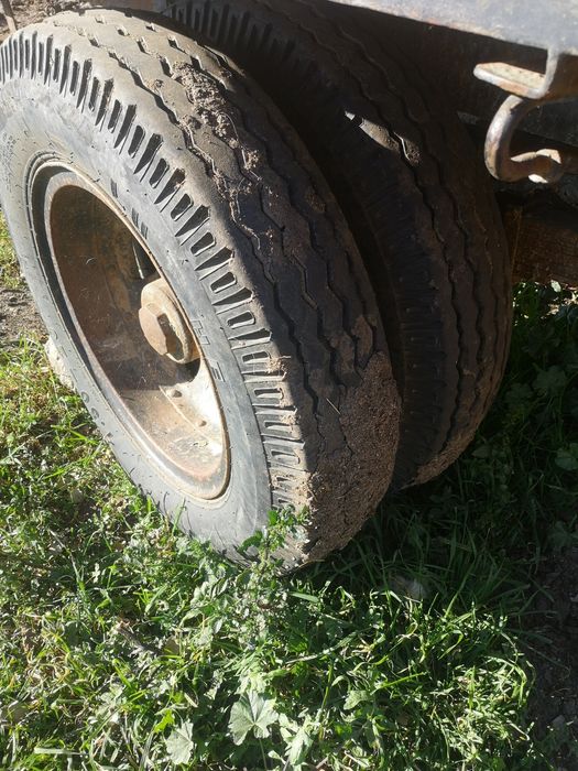 Reboque de gado com grades