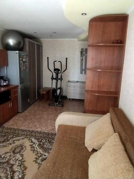 Продам гостинку, кімнату, метро 15 хвилин.