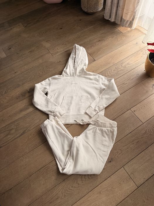 Damski dres Calvin Klein – styl i komfort w jednym