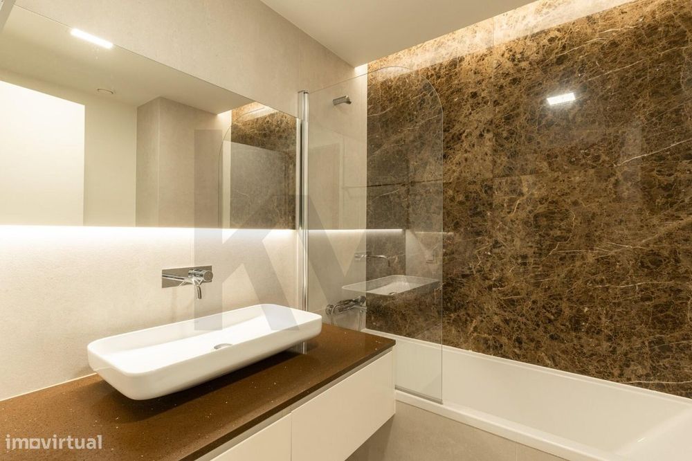 T2 com suite, varanda e 2 lugares de garagem — Condomínio com piscina,
