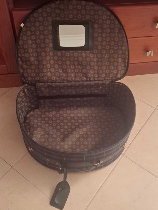 Mala de viagem pouco usada, tom verde escuro