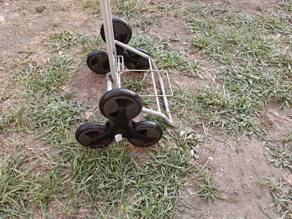 Carrinho flexível para escadas