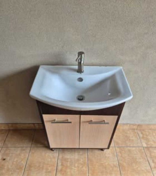 Szafka umywalkowa z wyposażeniem