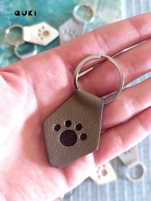 Quki - Skórzany brelok "O-Paws" handmade, psia łapa - Light Grey