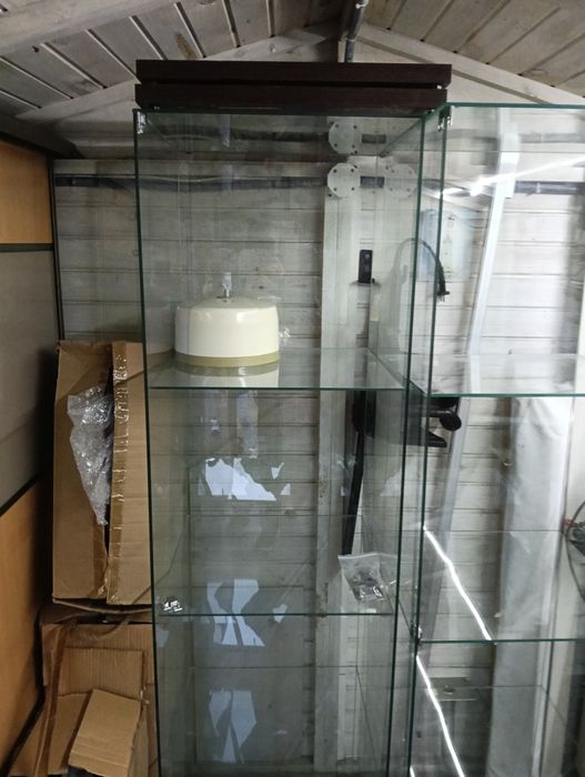 Witryny szklane z drzwiami