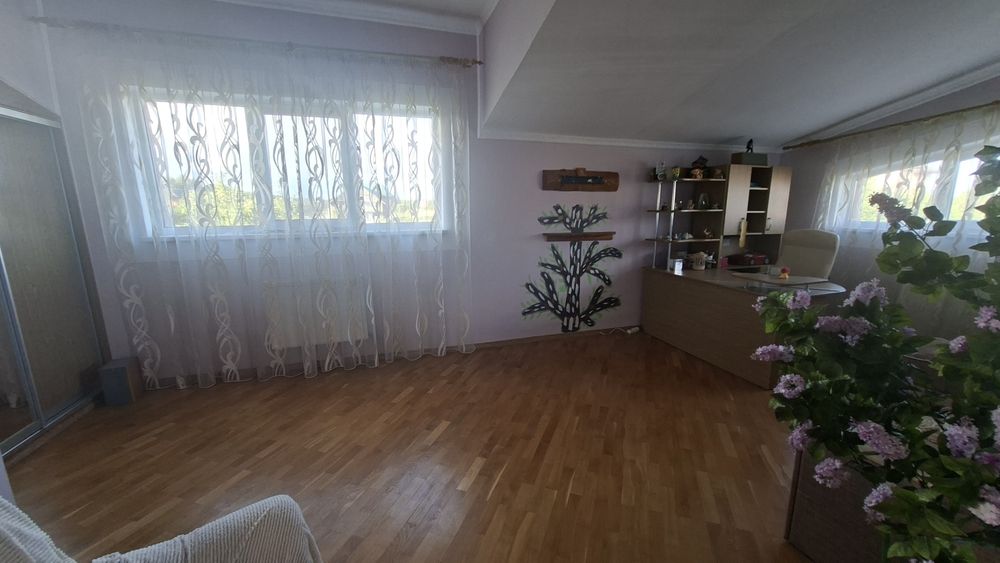 Продаж просторого будинку у передмісті  Івано-Франківська . Площа 235 м2. Земельна ділянка 25 соток. 2 Гаражі . Басейн. Комунікації. 15 км до міста