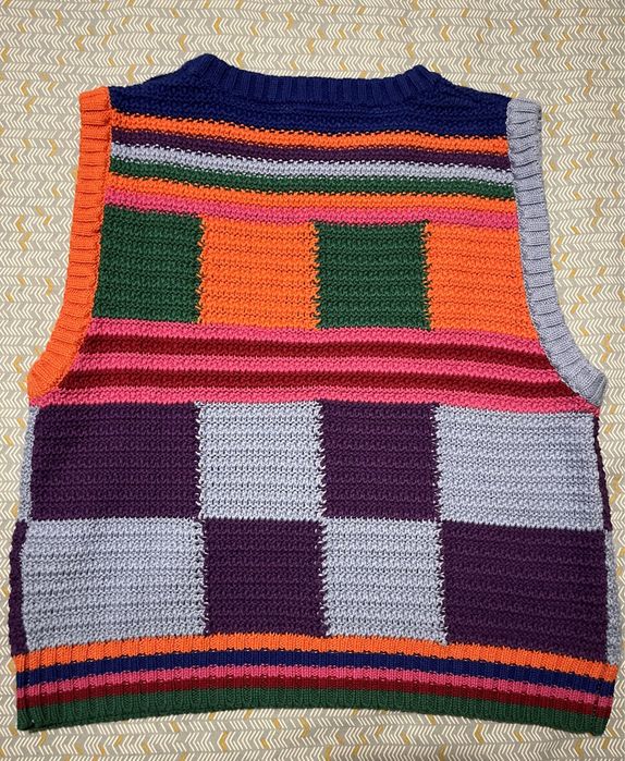 Vendo colete juvenil em tons laranja, verde e azul