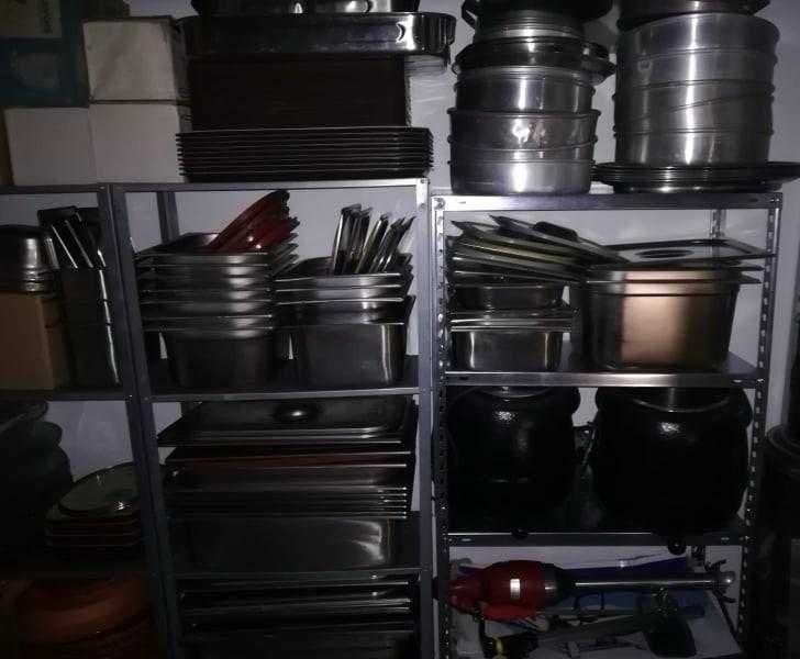 Recheio de armazém completo. Artigos de restauração