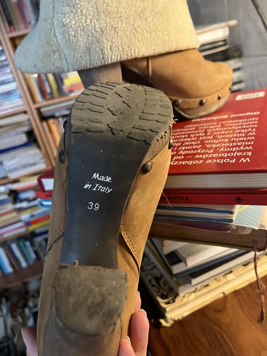 Brązowe zamszowe botki