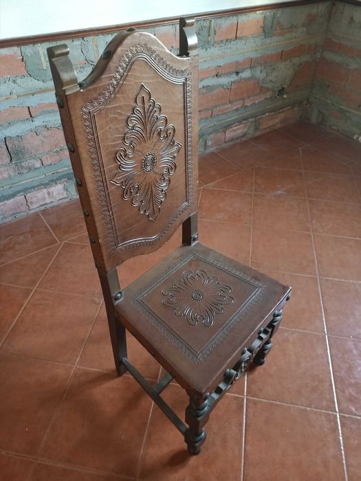 Mesa de madeira e cadeiras de madeira e couro - sala de jantar