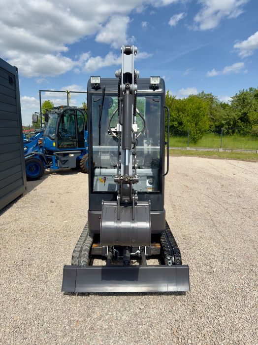 RAVOX WK18 – Mini Koparka z kabiną i silnikiem Kubota D722