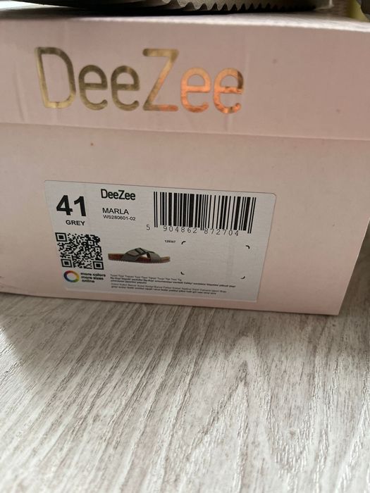 Klapki beżowe DeeZee