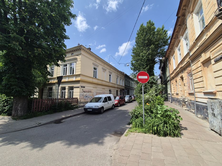 Здам 1 кімнатну квартиру подобово біля костелу та церкви Юра