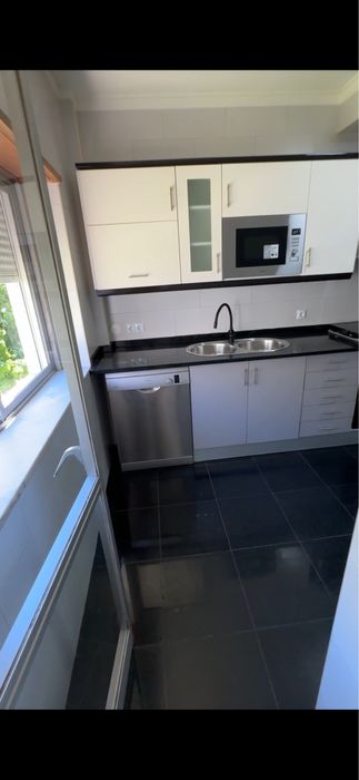 Alugo quarto em carcavelos