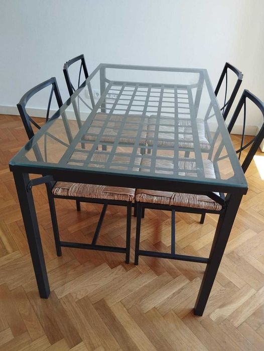 Mesa de jantar em vidro, 4 cadeiras e candeeiro