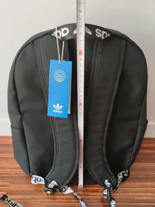 Niepowtarzalny plecak Adidas Adicolor z haftowanymi taśmami z logo.