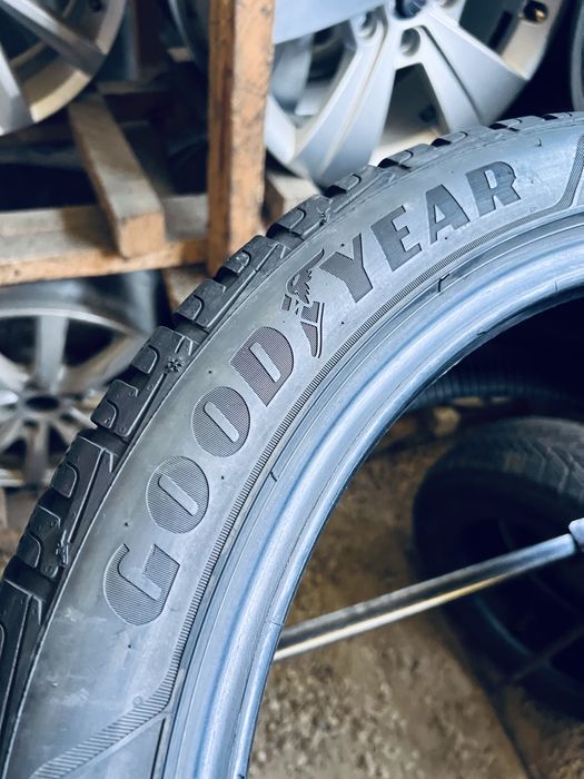Шини Резина Зимові 235 45 18 Goodyear UltraGrip Performance 4шт