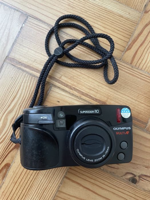 Máquina fotográfica analógica Olympus avariada