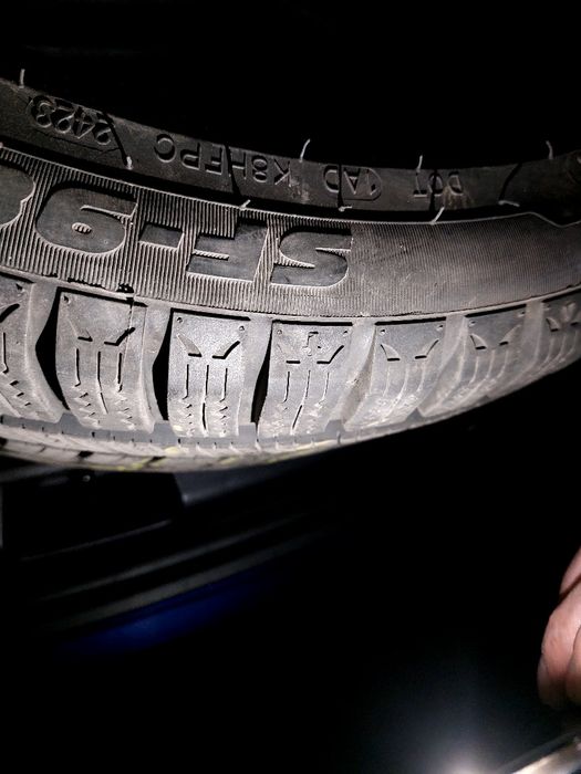 Резина 245 40 r19. Зима. Есть комплект.