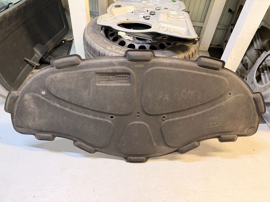 Шумка капоту Audi A6 C7