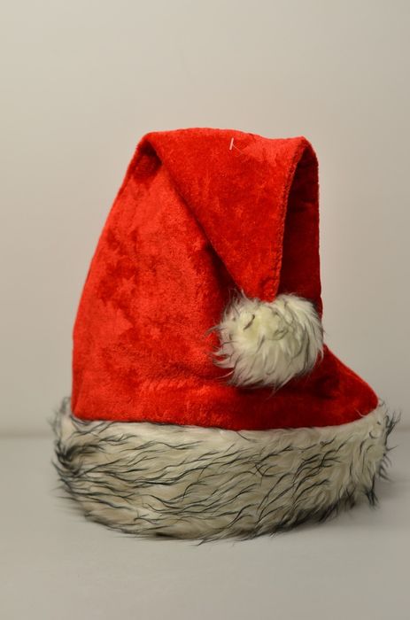 шапка новорічна 2 штуки ,костюм піжама діда мороза