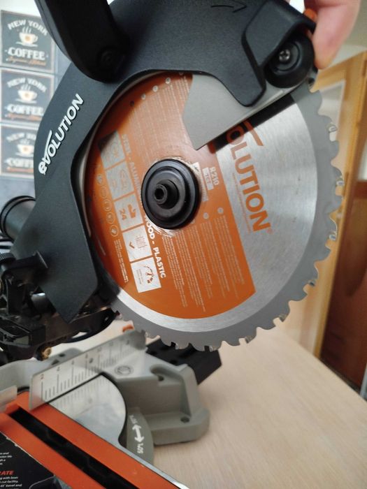 Piła ukośnica z posuwem EVOLUTION R210SMS 210mm 1500W