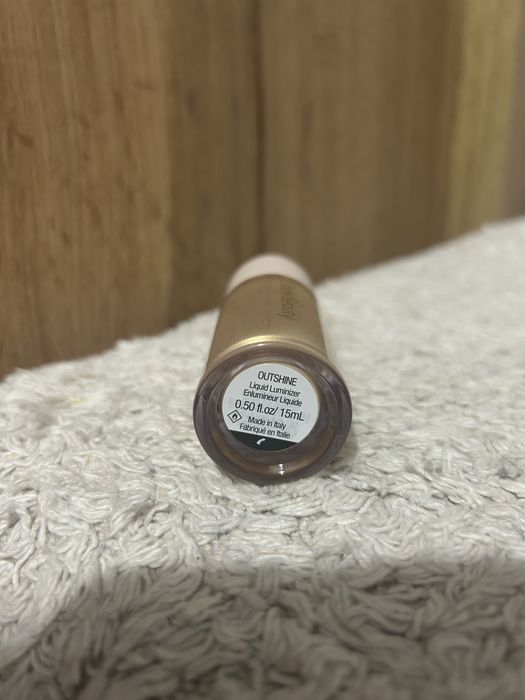 Rare Beauty Positive Light Liquid Luminizer rozświetlacz Outshine