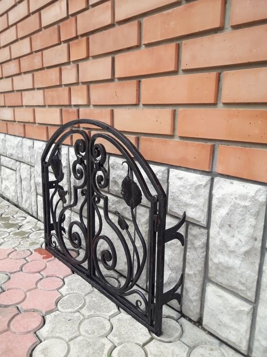 Ковані камінні дверцята