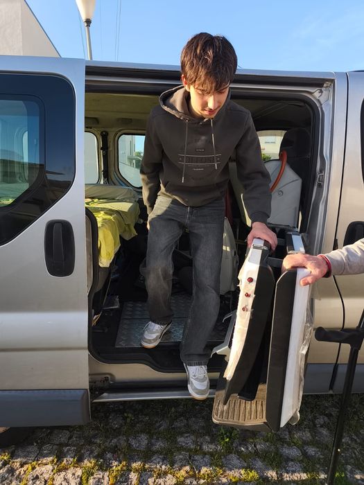 Opel Vivaro adaptada para deficientes com plataforma elevatória.