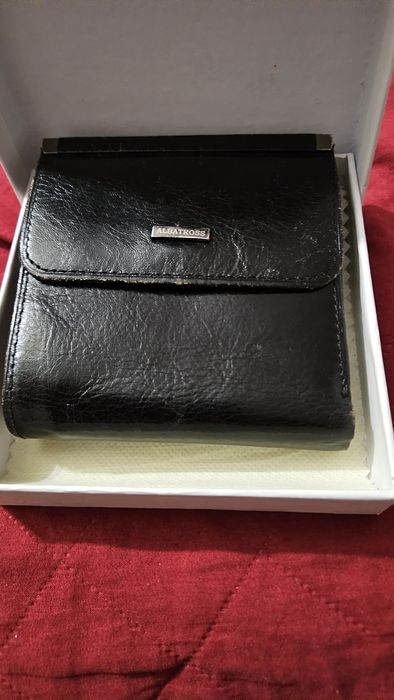 Mały portfel damski skórzany.