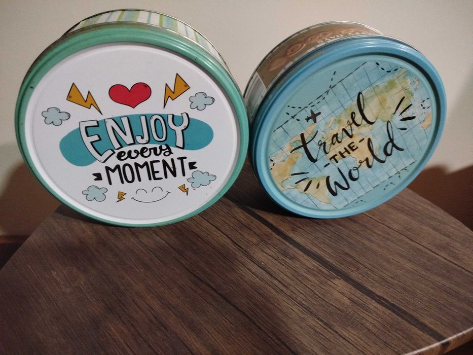 Caixas metálicas vazias